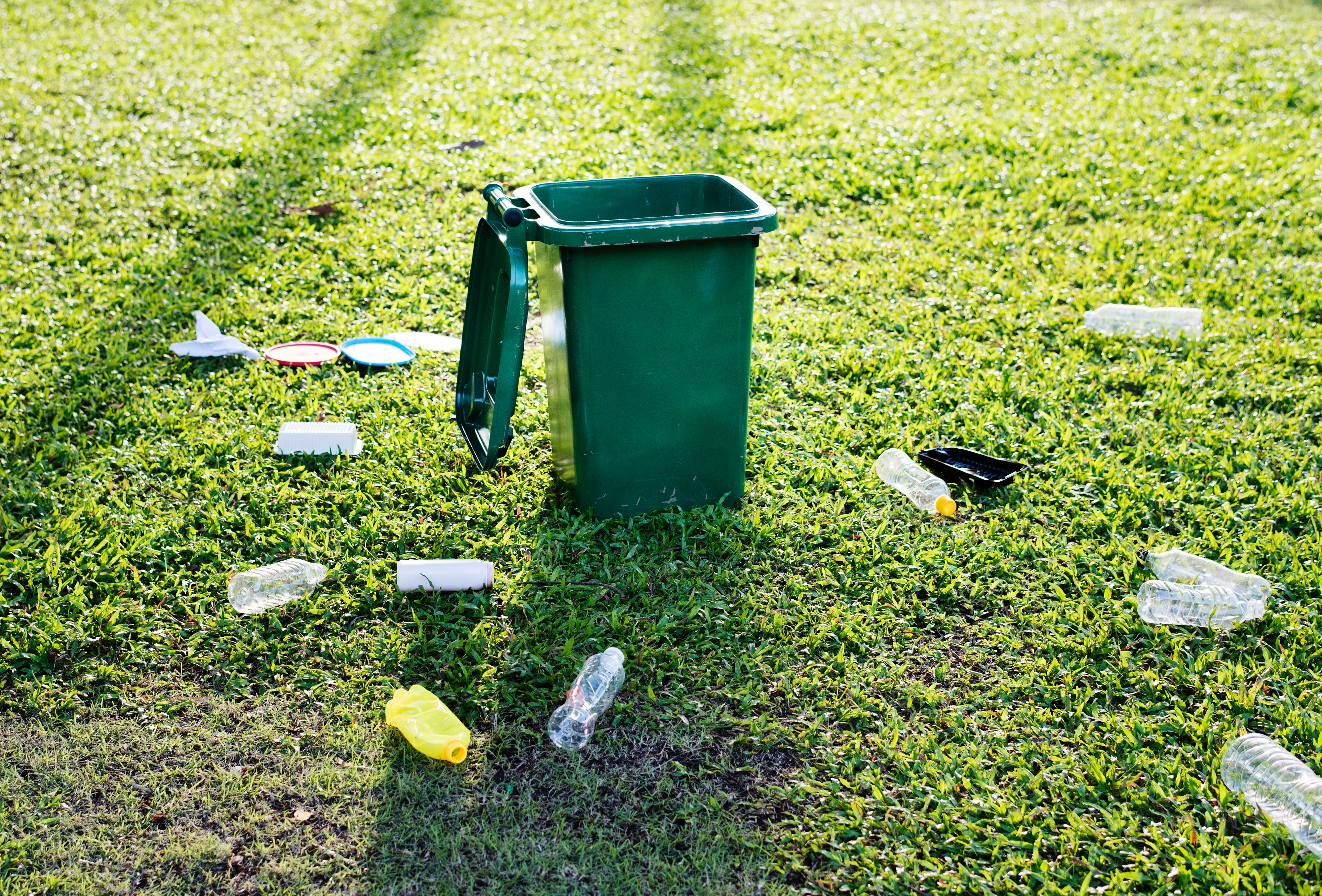 EU Parliament agrees to ban single-used plastic products since 2021.